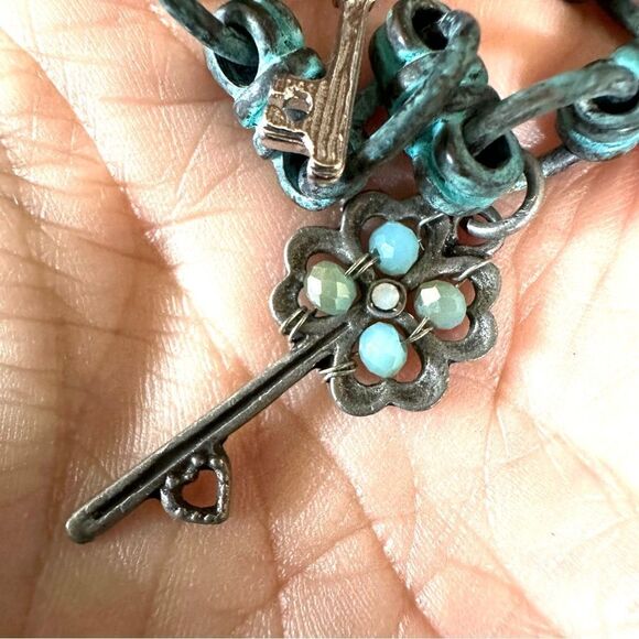 Blue metal key charm bracelet - Picture 8 of 9